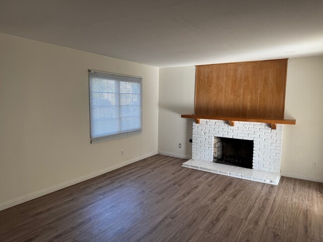 Foto del edificio - 21821 Ladeene Ave