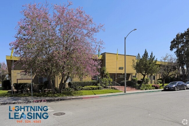 Building Photo - 4902 Clair Del Ave