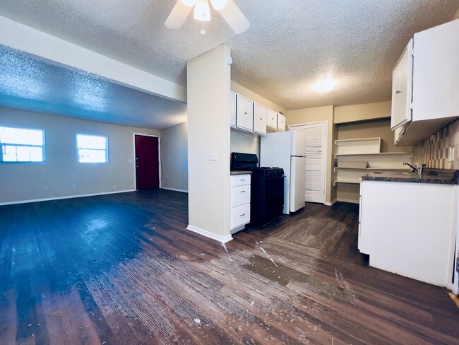 Building Photo - MOVE-IN SPECIAL: Spacious 3-Bedroom Home with Bonus Room – Near Estacado High School!
