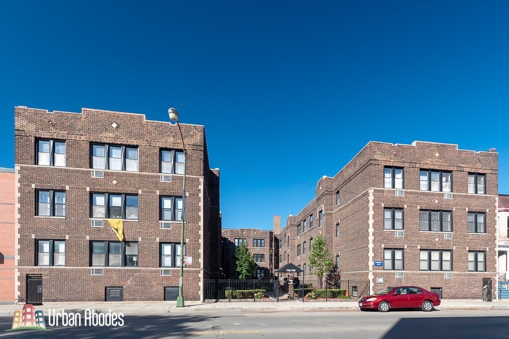 Primary Photo - 744 W Addison St