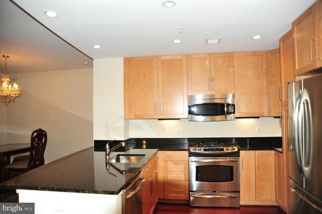 Foto del edificio - 8220 Crestwood Heights Dr