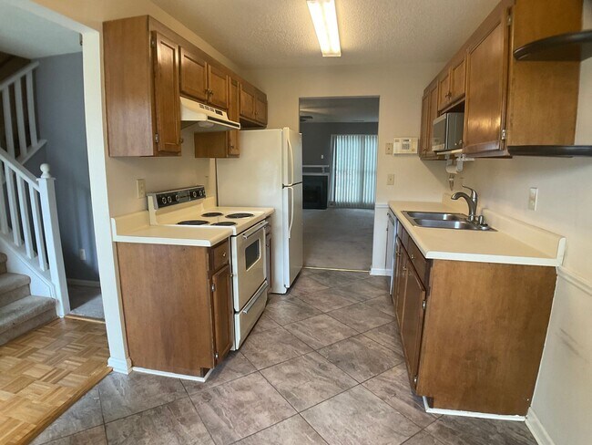 Building Photo - Great 2 bed, 2.5 bath towhome in desirable...