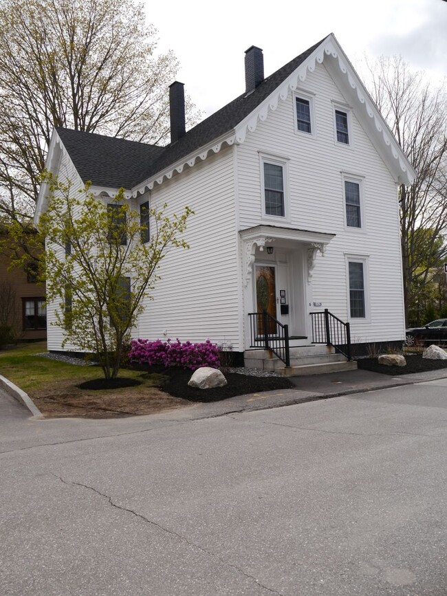 Building Photo - Gorgeous Downtown Brunswick 4+ Bedroom House