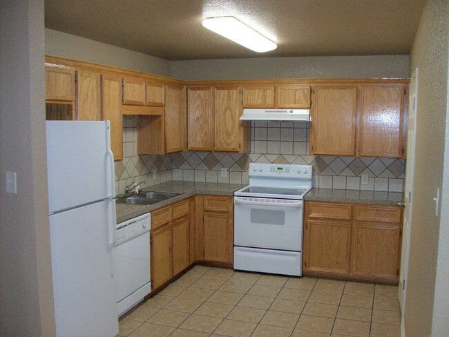 Building Photo - Spacious Duplex for Rent – Close to Clear ...
