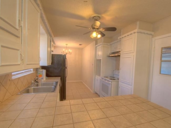 Building Photo - 801 Canyon Ridge Dr