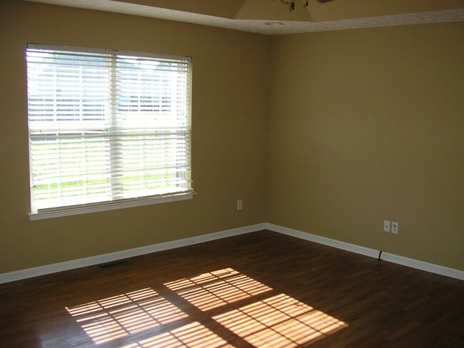 Building Photo - 403 Cedar Hollow Dr