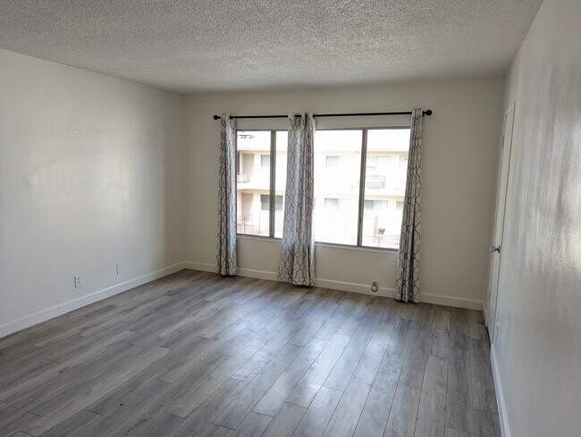 Foto del edificio - 1746 Hauser Blvd