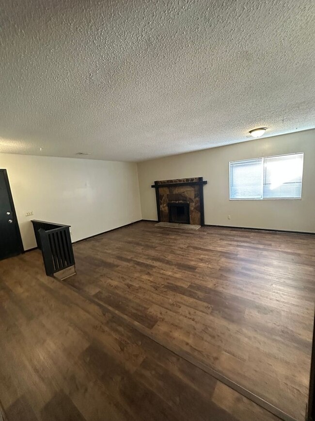 Building Photo - Updated 2BR Duplex with Garage & Yard – Co...
