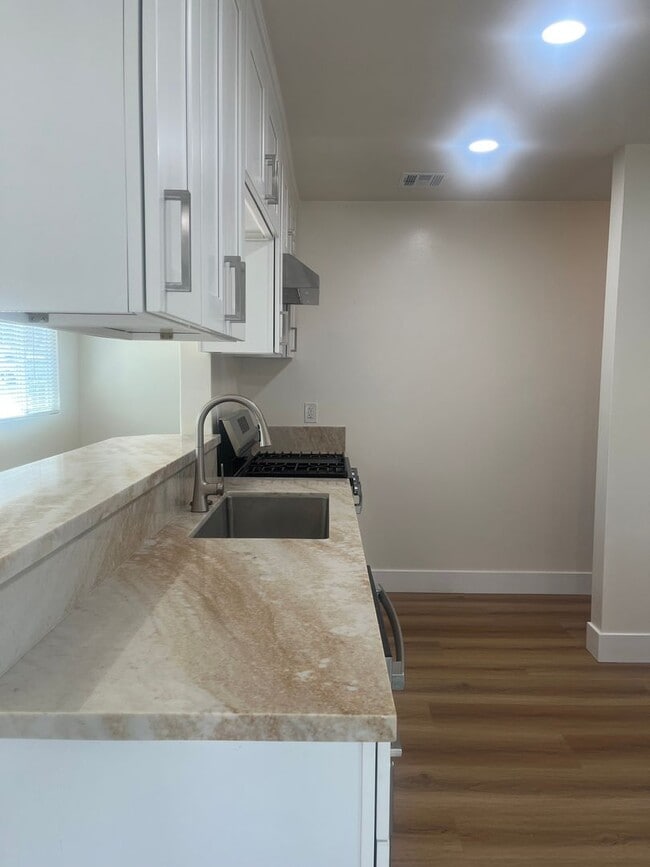 Building Photo - 1147