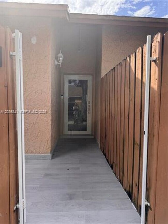 Foto del edificio - 6761 NW 189th Terrace