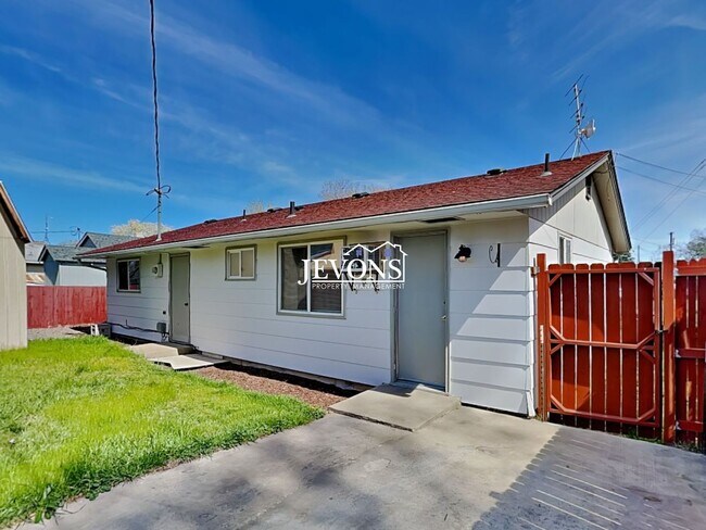 Foto del edificio - $250 Off First Month's Rent! Easy access to Nob Hill Blvd, 16th Ave, and Summitview Ave for commu...