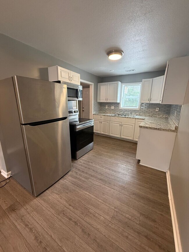 Building Photo - Modern Comfort Meets Convenience – 2BR available now!