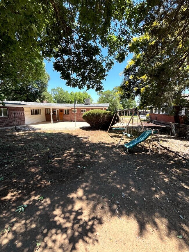 Foto del edificio - HUGE 4bd 4bth with Finished Basement and 2 Kitchens!!