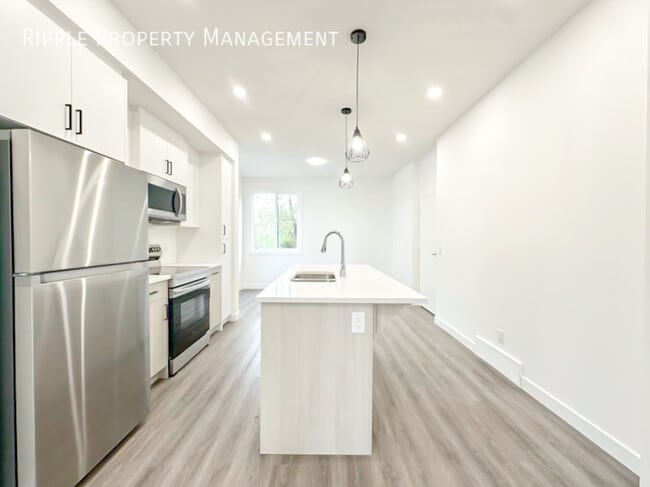 Photo du bâtiment - Modern 3 Beds, 2.5 Baths Upper/ Main Level...