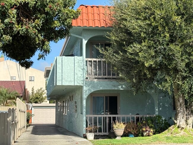 4 Unidades Sur de Redondo - 718 N Guadalupe Ave