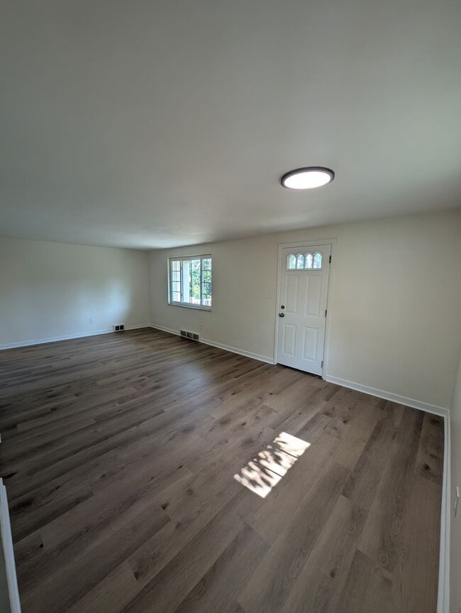 Building Photo - Newly Renovated 2Bd/2Bath Home with Bonus Room -- Available NOW!
