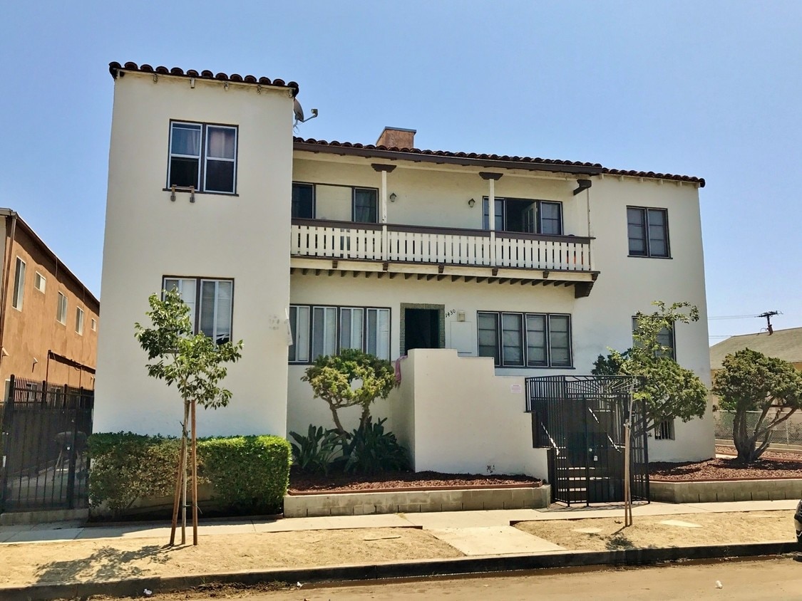 Primary Photo - Beautiful Spanish-Style Building close to ...