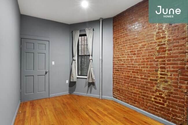 Foto del edificio - ROOM ONLY in 2-bed/1.0-bath Home