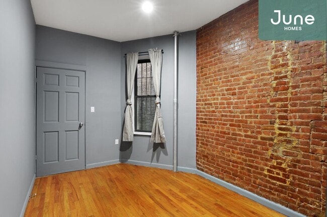 Building Photo - ROOM ONLY in 2-bed/1.0-bath Home