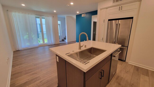 Foto del edificio - Updated and Luxurious Gorgeous 3 Bedroom T...