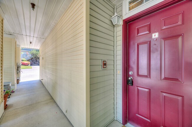Foto del edificio - Perfect Location Renton Townhouse