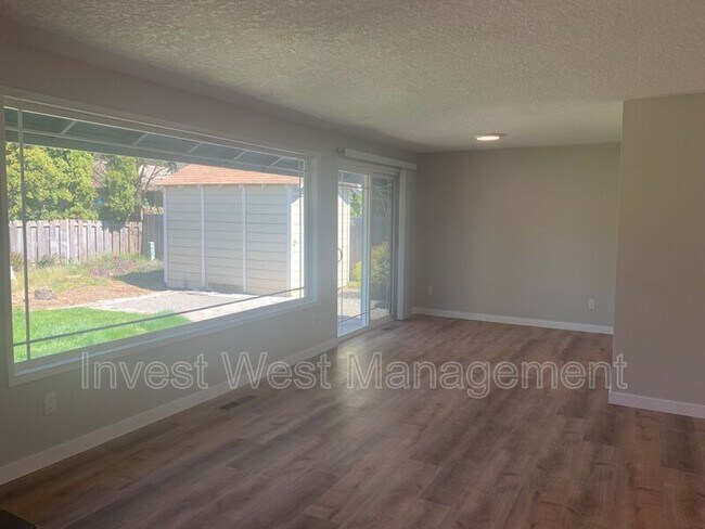 Foto del edificio - 12214 SE McGillivray Blvd