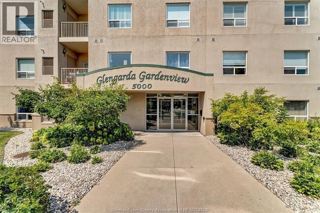 Building Photo - 5000 Wyandotte St E