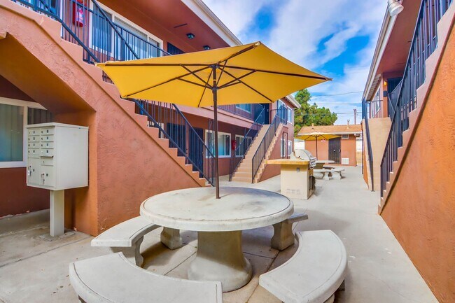 Foto del edificio - 1 Bed 1 Bath Pacific Beach Apartments