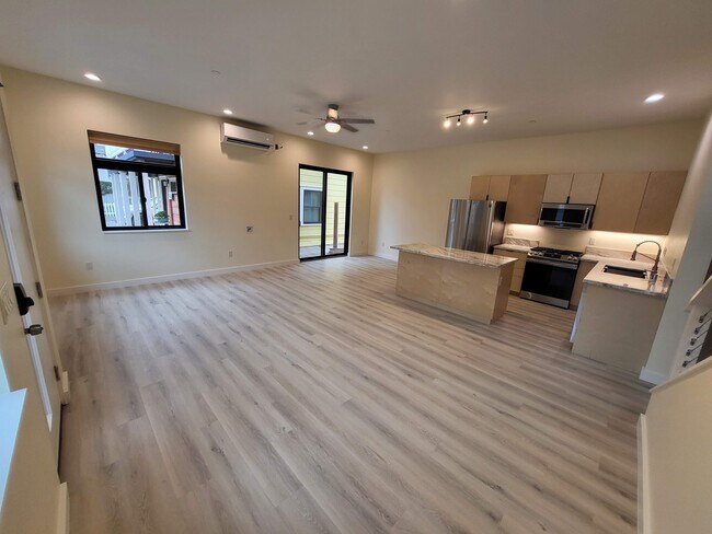 Great room - 1425 20th St