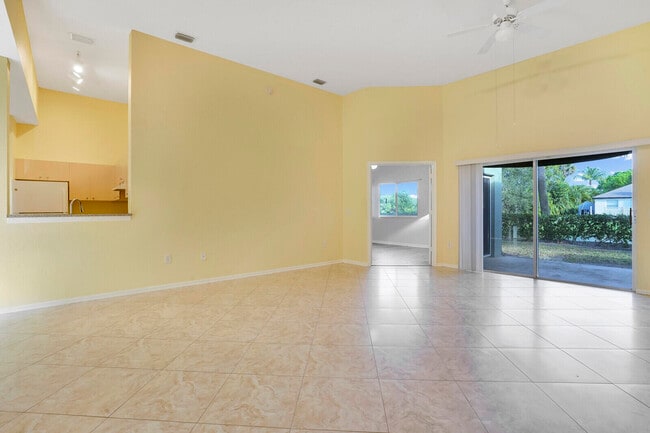 Building Photo - 240 Crestwood Cir