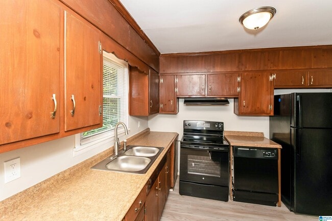 Building Photo - 565 Camellia Rd