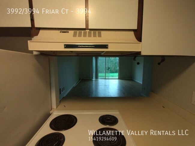 Building Photo - Nice townhouse in S Salem