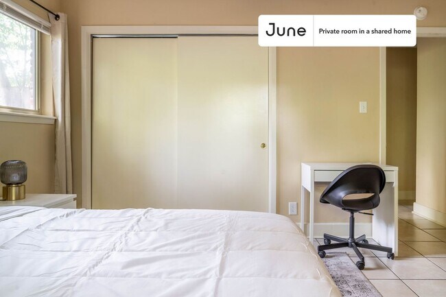 Building Photo - Room in Shared 3 bed/2 bath home