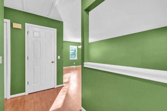 Building Photo - 3BR/2BA Cul-de-Sac Retreat Minutes from Downtown..Fenced Yard & Deck! $2100/mo rent