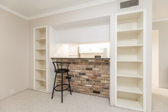 Building Photo - 2101 Fountain View Dr