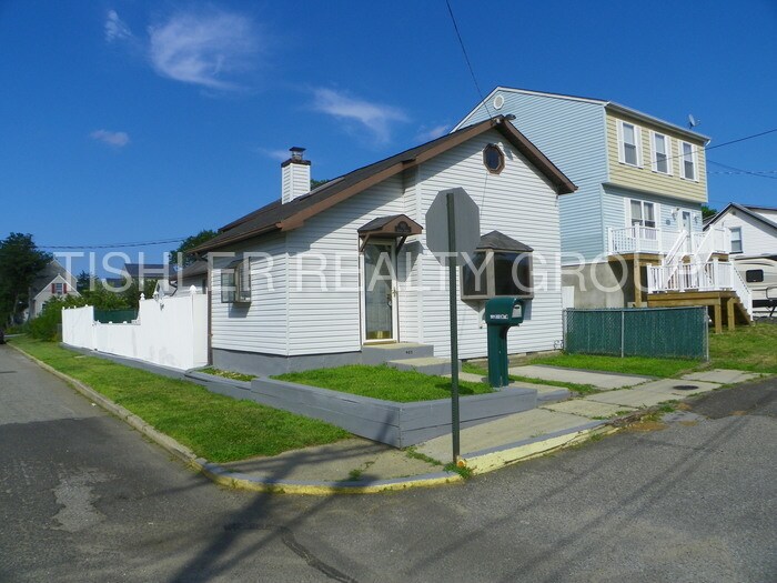 Primary Photo - 901 8th St