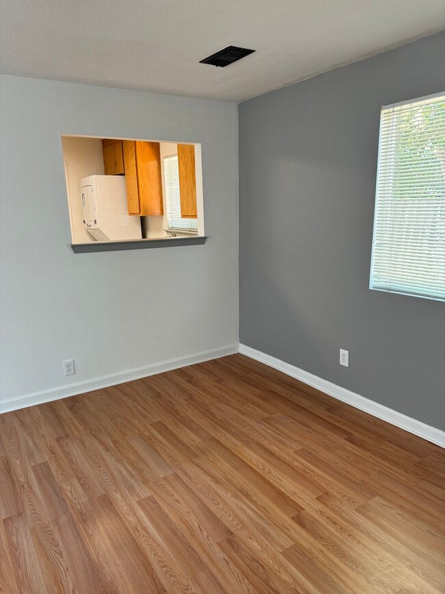 Building Photo - 2 BEDROOM 1 BATHROOM BUNGALOW IN CENTRAL R...