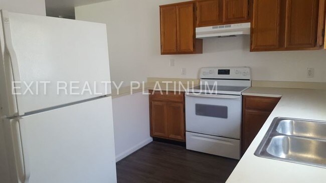 Building Photo - 3 Bedroom 1 Bath Duplex available!