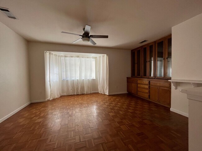 Building Photo - 3 bedroom 2.5 bath Home with a Bonus Room ...