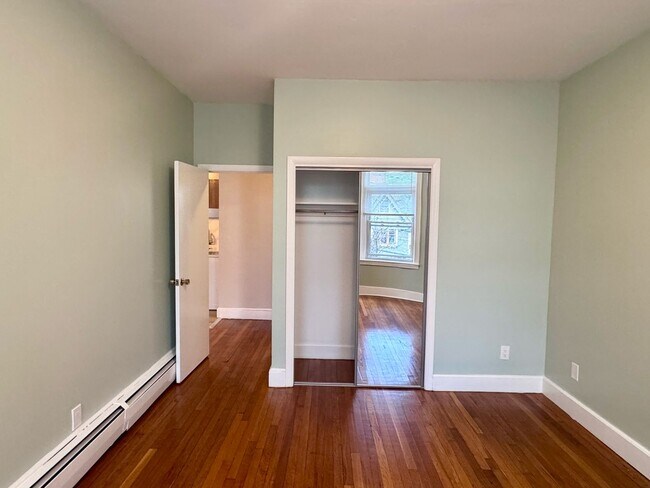 Foto del edificio - 2 BED WITH BALCONY IN BROOKLINE'S WASHINGTON SQUARE!! HT/HW INCLUDED!