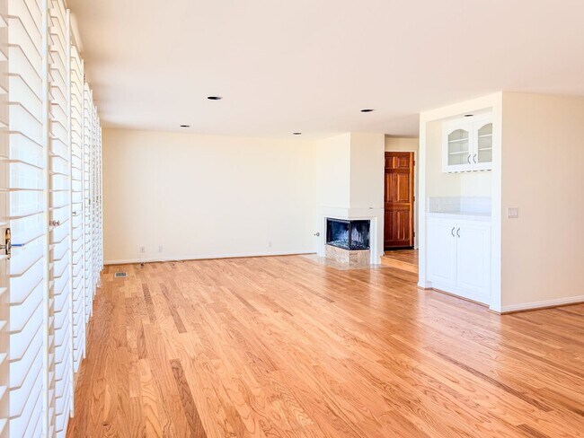 Building Photo - Stunning Oceanfront 3 Bed 3 Bed | Hollywoo...