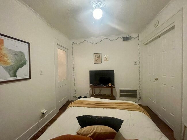 Bedroom - 1540 Hawthorne St