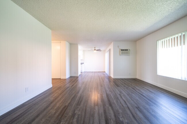 Building Photo - 1440 Oak Dr