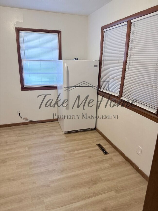 Foto del edificio - Charming 2-Bed, 1-Bath Home for Rent in All-Brick Fourplex