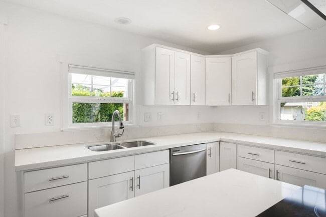 Building Photo - Charming Two Bedroom Haven in SE Portland!