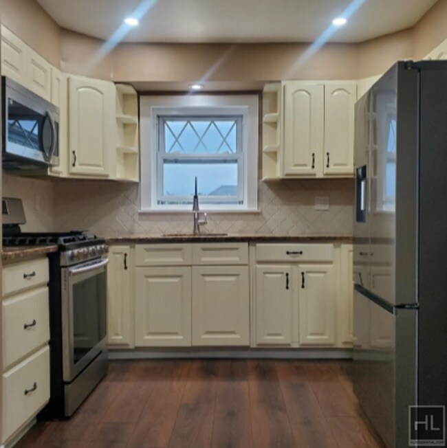 Building Photo - Middletown Rd, Bronx, NY 10461