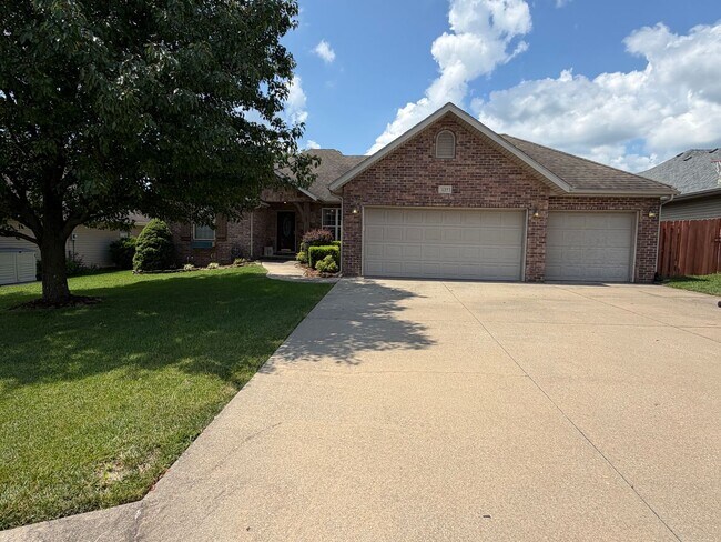 Building Photo - 3 Bedroom | 2 Bathroom | 3 Car Garage | Nixa MO | Nixa Schools | Fenced in backyard! | Low utilit...