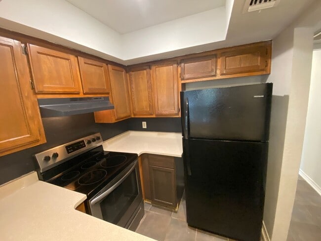 Building Photo - Two Story 1bd/1ba Condo Available Now in T...