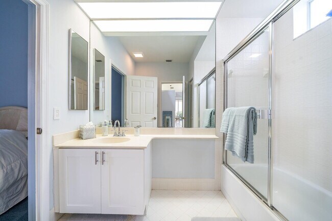 Building Photo - 13853 Palm Grove Pl