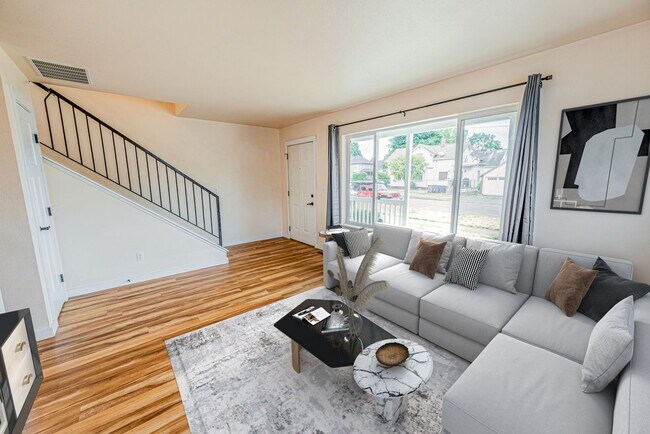 Foto del edificio - Wonderful newly remodeled 3 bedroom 1 3/4 ...